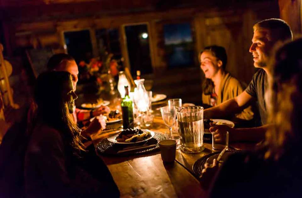 Abendessen in der Algonquin Log Cabin