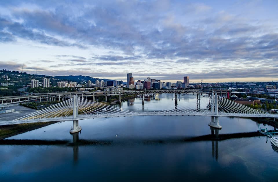 Skyline von Portland mit der Transit Brücke