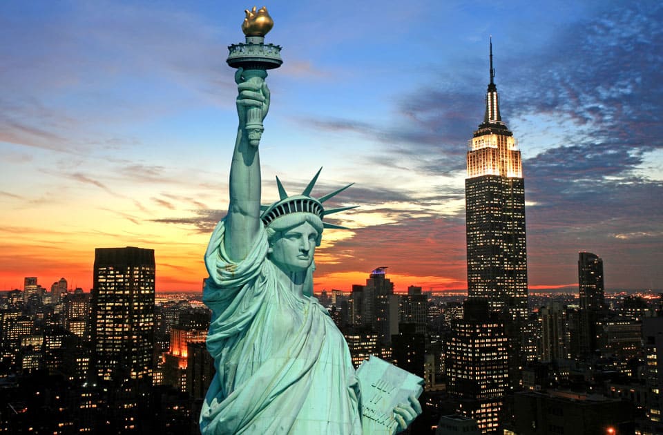 Die Freiheitsstatue vor der Skyline von New York City