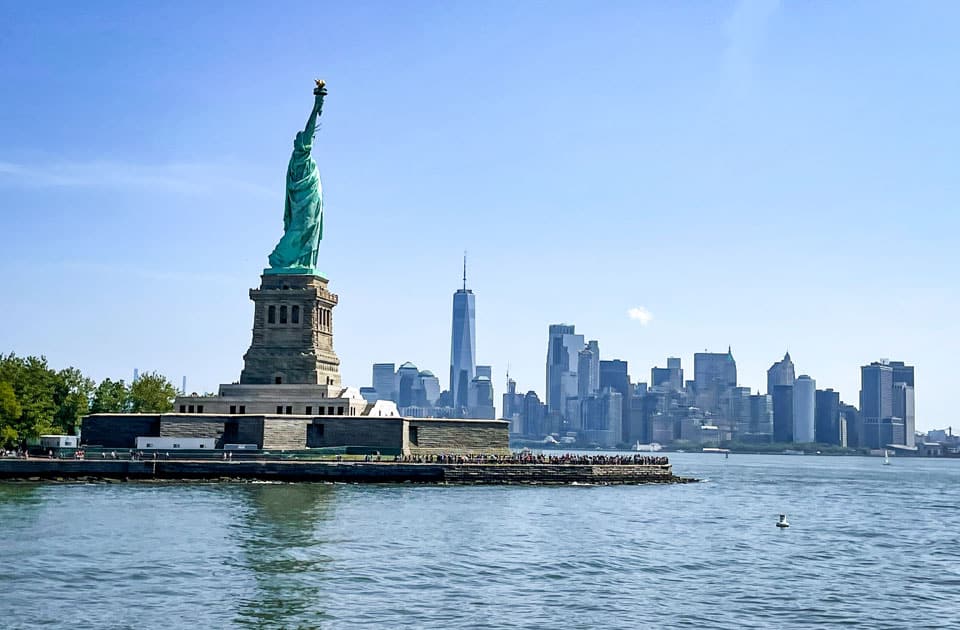 Liberty Island mit Manhattan Skyline
