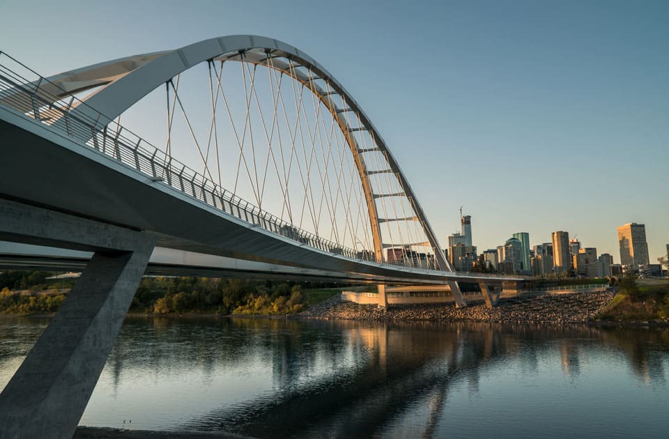 Skyline Edmonton mit Walterdale Bridge