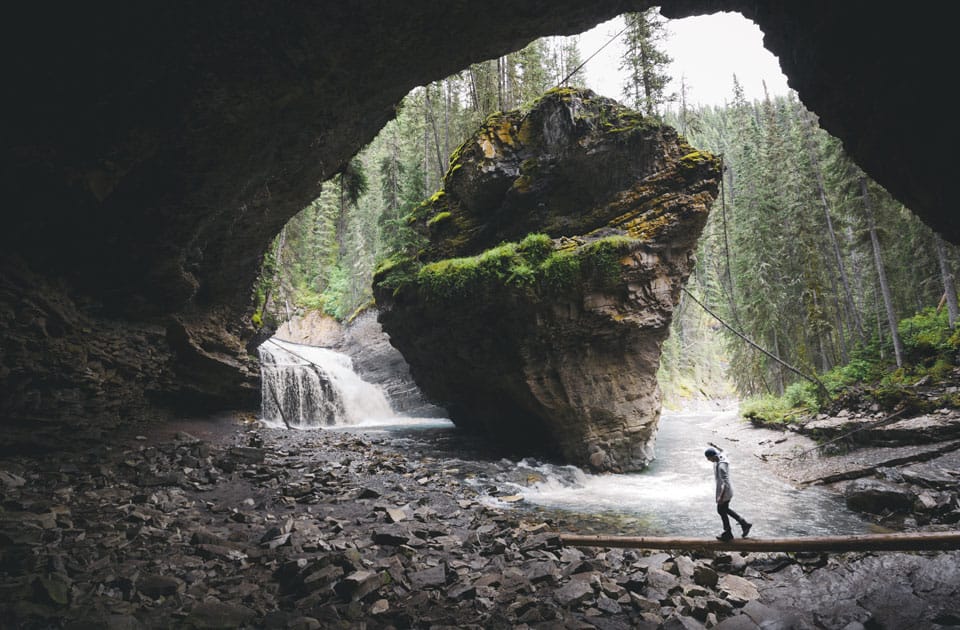 Höhle im Johnston Canyon im Banff Nationalpark