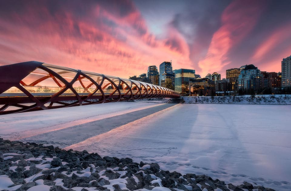 Calgary Skyline mit der Peace Bridge