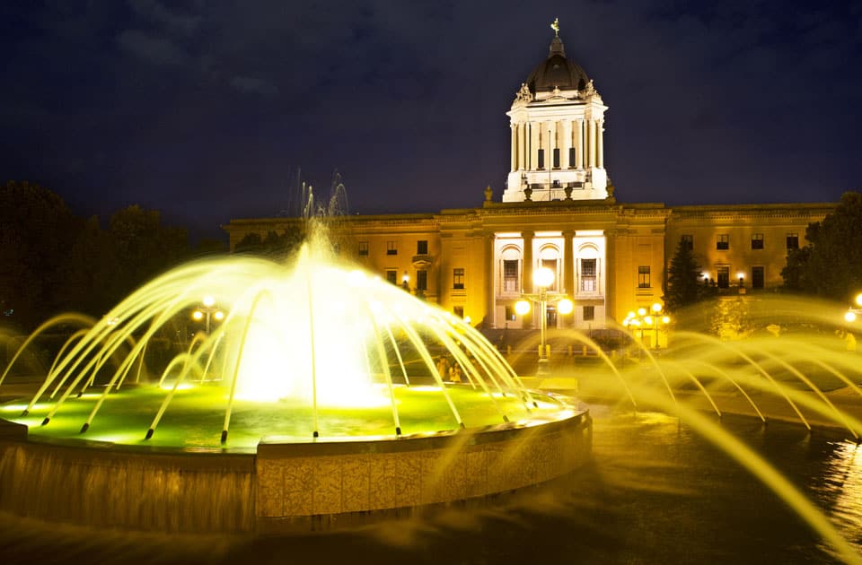 Legislative Building in Winnipeg bei Nacht
