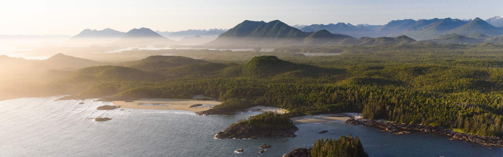 Luftaufnahme der Küste des Pacific Rim Nationalparks in der Nähe von Tofino