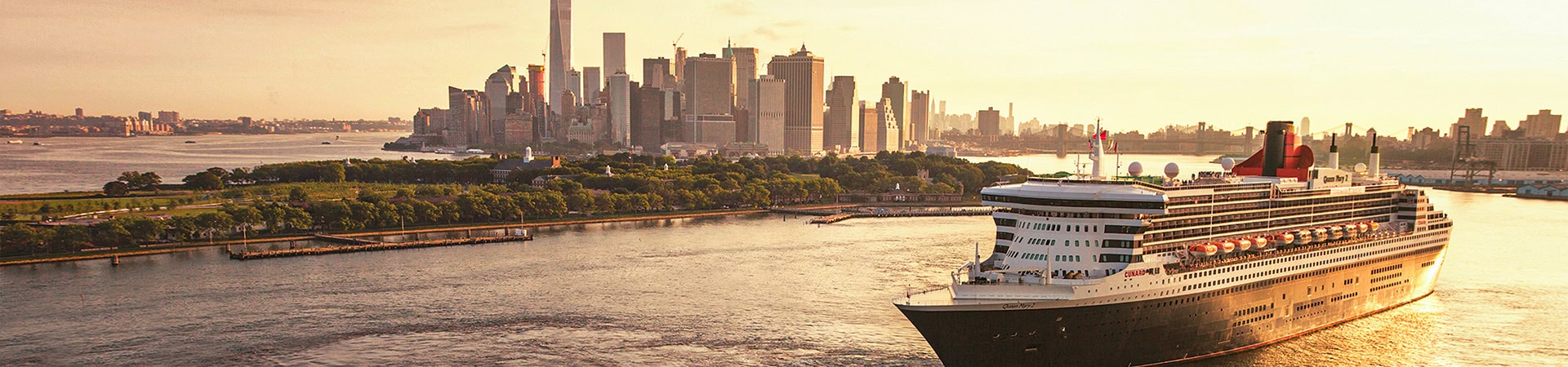 Cunard Queen Mary 2 vor der Skyline von New York