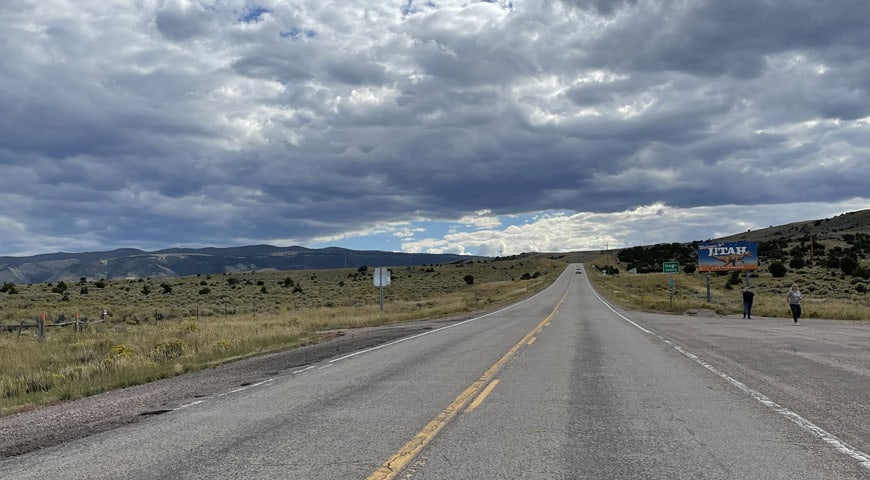 Auf unserem Roadtrip begleiteten uns stets die endlos weiten Straßen Utahs