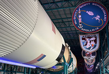 Raketentriebwerk im Raumfahrtmuseum mit Apollo- und Raumfahrt-Logos.