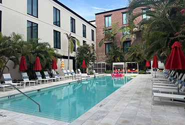 Modernes Hotel mit Pool, Liegestühlen und Palmen in Tampa Bay