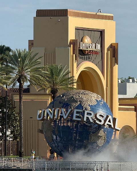 Die rotierende Universal-Studios-Erdkugel vor dem großen Eingangstor der Universal Studios Florida in Orlando.