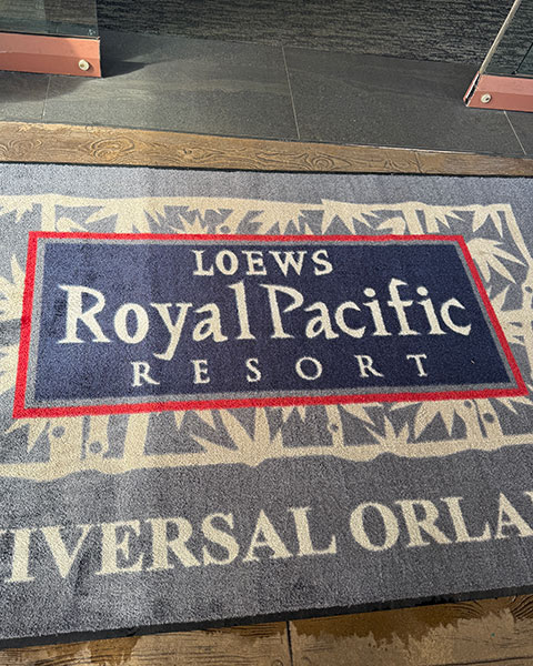 Eine Fußmatte am Eingang mit dem Logo des „Loews Royal Pacific Resort Universal Orlando“.