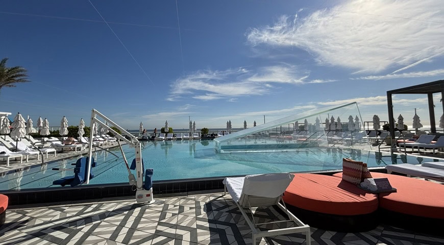 Poolbereich W Hotel
