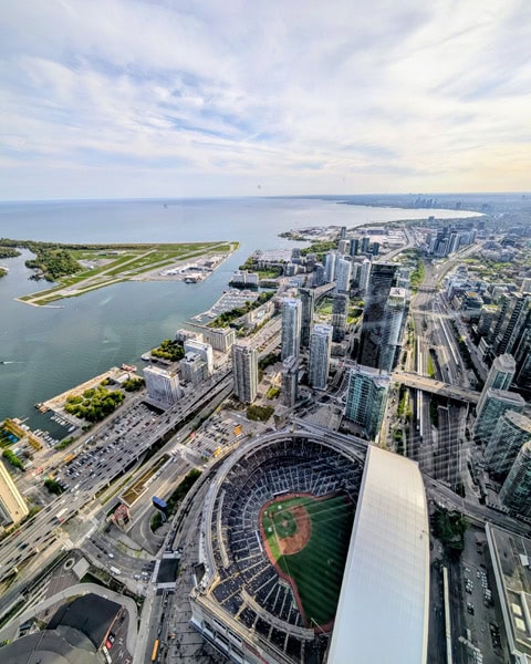 Ausblick vom CN-Tower über die Skyline von Toronto und Roger Centre