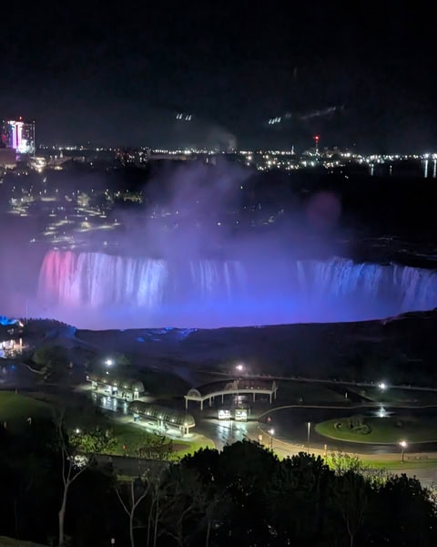 Niagarafälle bei Nacht