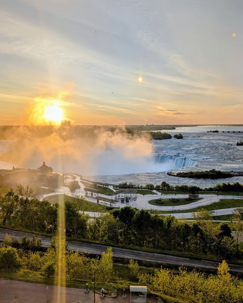 Sonnenaufgang über den Niagarafällen
